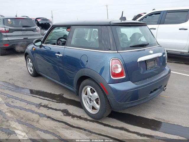 2011 MINI COOPER WMWSU3C54BT181947 Photo 2