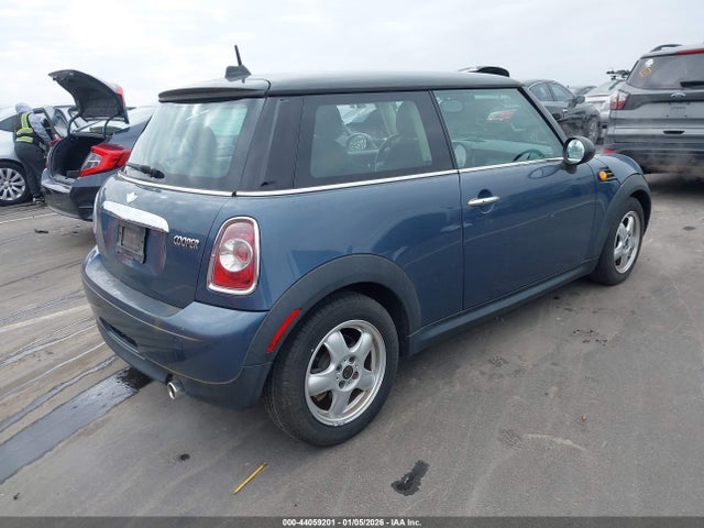 2011 MINI COOPER WMWSU3C54BT181947 Photo 3