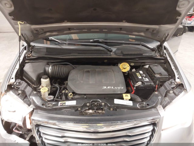 2014 Chrysler Town & Country Touring მანქანა იყიდება აუქციონზე, vin: 2C4RC1BG7ER132944, აუქციონის ნომერი: 44060240