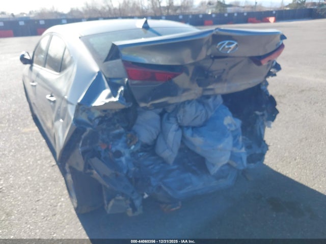 KMHD84LFXHU263016 Hyundai ELANTRA SE