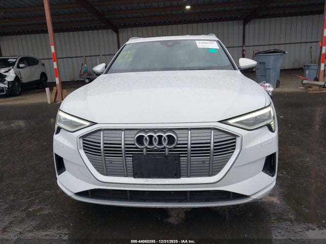 WA1LAAGE1KB023810 Audi E-tron Premium Plus