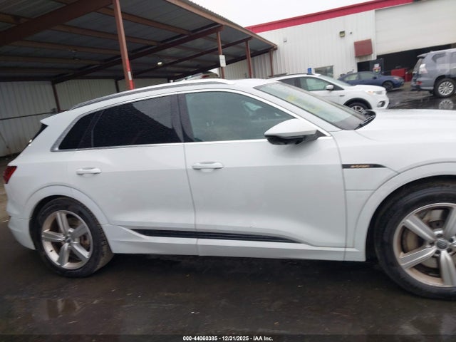 WA1LAAGE1KB023810 Audi E-tron Premium Plus