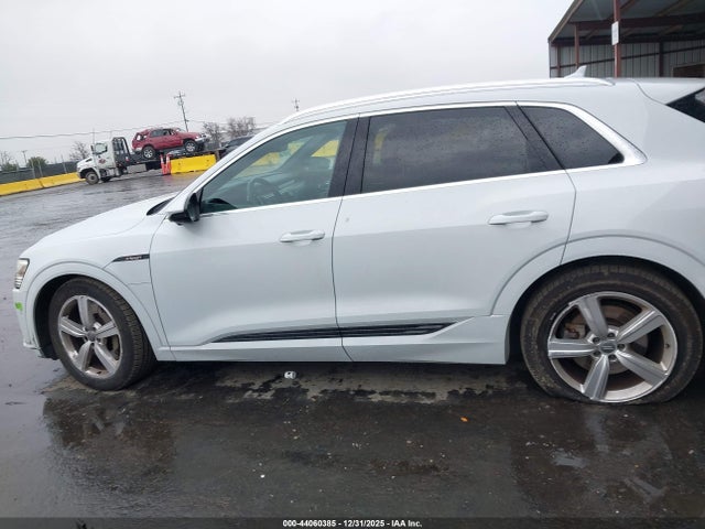 WA1LAAGE1KB023810 Audi E-tron Premium Plus