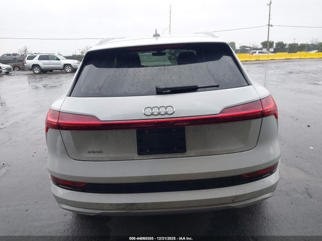 WA1LAAGE1KB023810 Audi E-tron Premium Plus