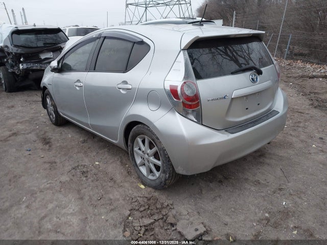 2013 TOYOTA PRIUS C JTDKDTB32D1549754 Photo 2