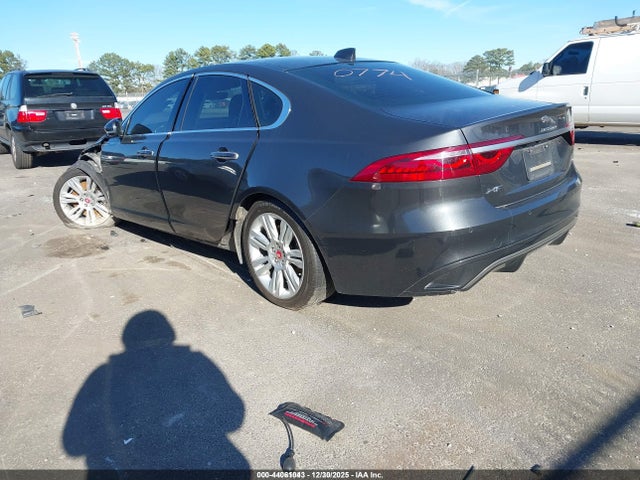 2022 JAGUAR XF SAJBE4FX4NCY90774 Photo 2