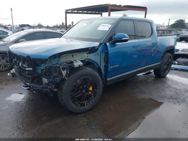 Rivian R1t Adventure 2022 7FCTGAAAXNN008360 Image 2