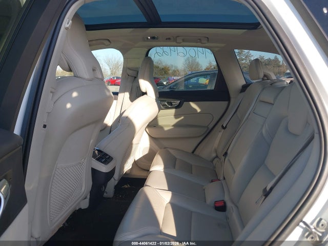 2019 VOLVO XC60 LYVA22RL5KB310853 Photo 7