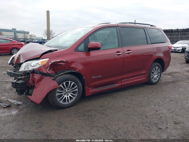 Toyota SIENNA XLE 2020 5TDYZ3DC4LS039836 Image 2