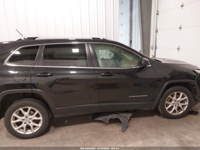 1C4PJLCB3GW282328 Jeep Cherokee Latitude