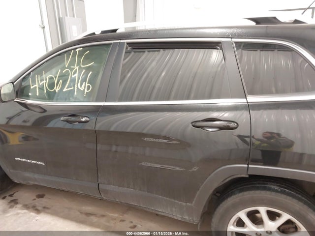 1C4PJLCB3GW282328 Jeep Cherokee Latitude