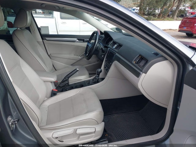 1VWDT7A31HC023322 Volkswagen Passat 1.8t R-line