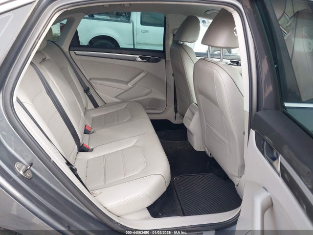 1VWDT7A31HC023322 Volkswagen Passat 1.8t R-line