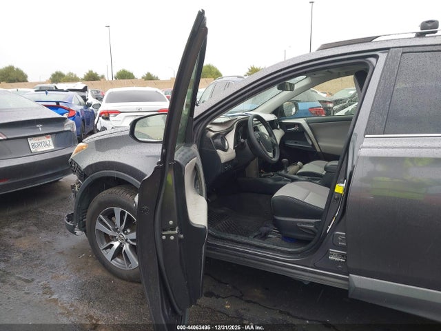 JTMWFREV1GJ073030 Toyota Rav4 Xle