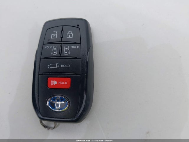 5TDYRKEC8NS114551 Toyota SIENNA XLE
