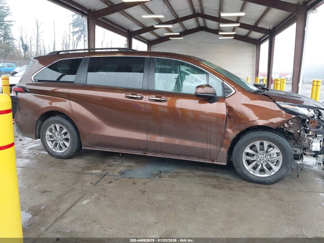 5TDYRKEC8NS114551 Toyota SIENNA XLE