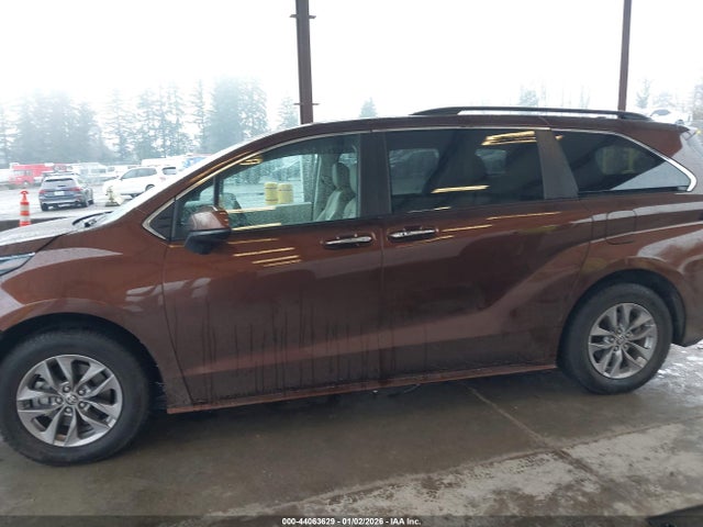 5TDYRKEC8NS114551 Toyota SIENNA XLE