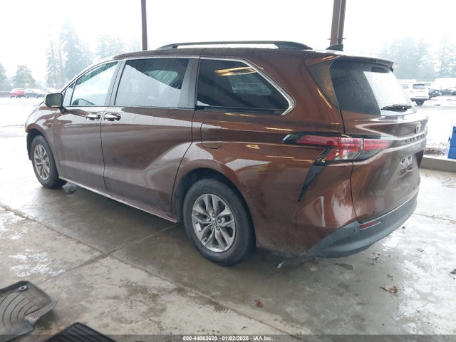 5TDYRKEC8NS114551 Toyota SIENNA XLE