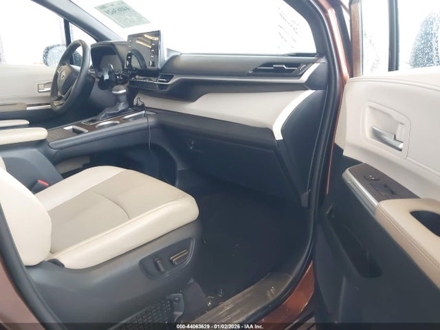 5TDYRKEC8NS114551 Toyota SIENNA XLE