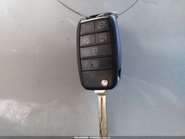 KNDMB5C10M6673189 KIA SEDONA LX