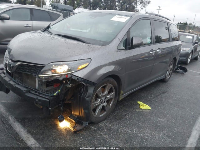 Toyota SIENNA SE 2020 5TDXZ3DC3LS048216 Image 2