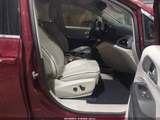 2017 CHRYSLER PACIFICA HYBRID 2C4RC1N70HR710950 Photo 4