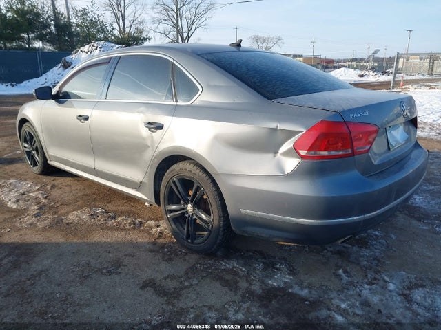 2015 VOLKSWAGEN PASSAT 1VWCV7A31FC068263 Photo 2