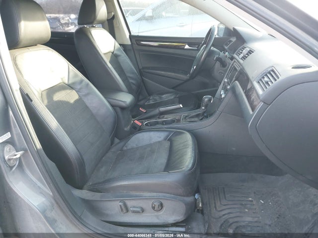 2015 VOLKSWAGEN PASSAT 1VWCV7A31FC068263 Photo 4