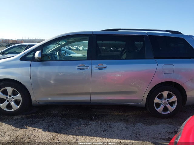 2014 Toyota Sienna Le V6 8 Passenger მანქანა იყიდება აუქციონზე, vin: 5TDKK3DC1ES447160, აუქციონის ნომერი: 44066687