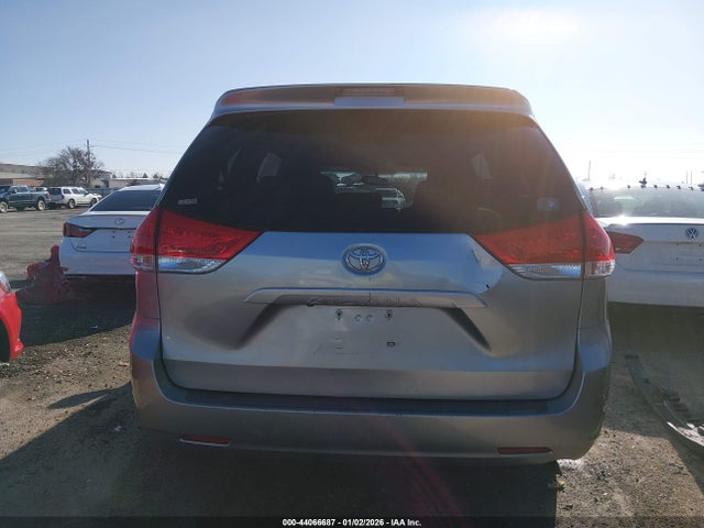 2014 Toyota Sienna Le V6 8 Passenger მანქანა იყიდება აუქციონზე, vin: 5TDKK3DC1ES447160, აუქციონის ნომერი: 44066687