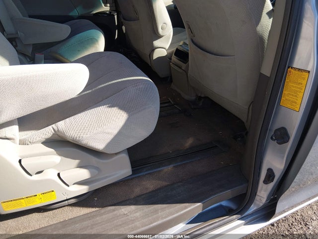 2014 Toyota Sienna Le V6 8 Passenger მანქანა იყიდება აუქციონზე, vin: 5TDKK3DC1ES447160, აუქციონის ნომერი: 44066687