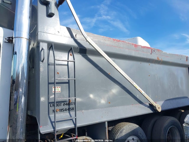 44066919 :رقم المزاد ، 1XPCDB9XXTD369909 vin ، 1996 Peterbilt 377 مزاد بيع