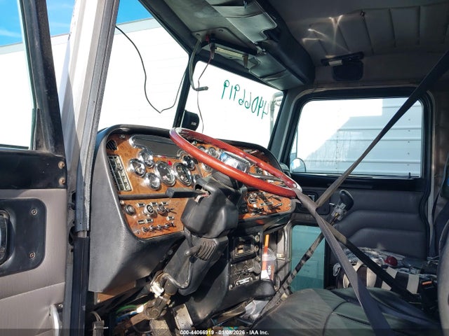 44066919 :رقم المزاد ، 1XPCDB9XXTD369909 vin ، 1996 Peterbilt 377 مزاد بيع