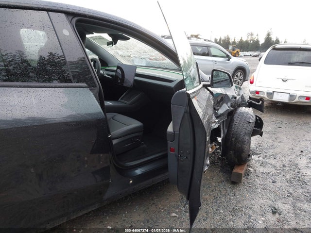 2026 TESLA MODEL Y 7SAYGDED7TF423488 Photo 4