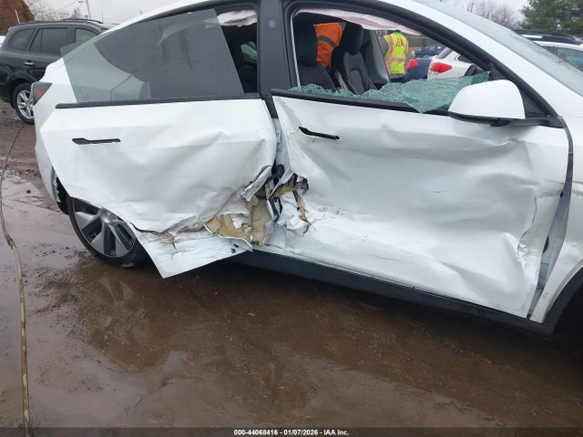 2023 TESLA MODEL Y 7SAYGDEE0PF807160 Photo 5