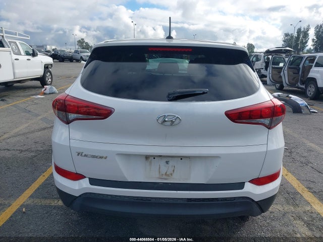KM8J23A40GU209755 Hyundai TUCSON SE