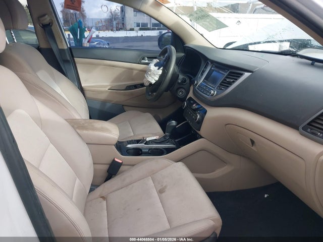 KM8J23A40GU209755 Hyundai TUCSON SE