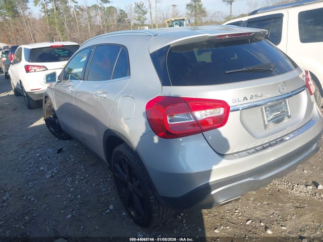2018 MERCEDES-BENZ GLA 250 WDCTG4EB3JJ435644 Photo 2