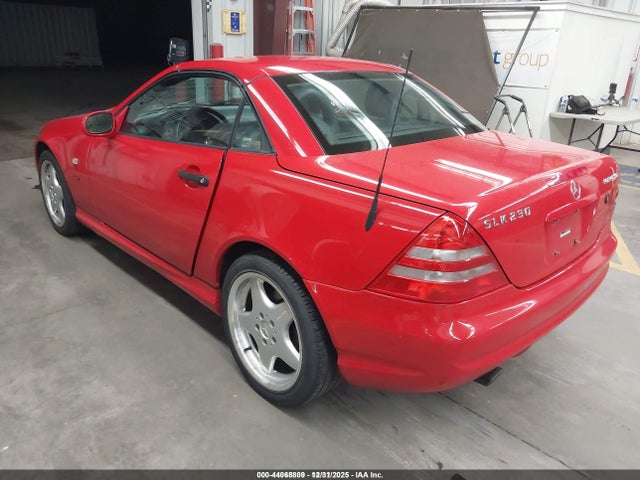 1999 MERCEDES-BENZ SLK 230 WDBKK47F0XF132296 Photo 2