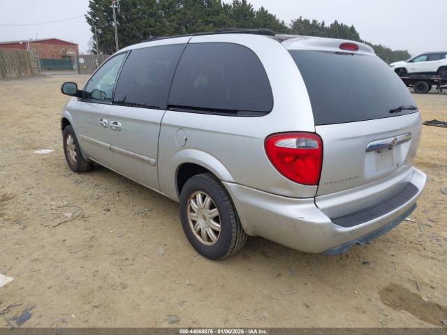 2005 CHRYSLER TOWN & COUNTRY 2C4GP54LX5R372325 Photo 2