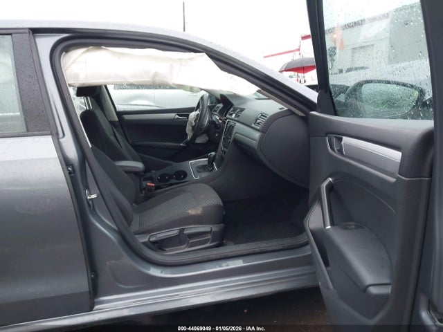 1VWAA7A32JC046042 Volkswagen Passat 2.0t R-line/2.0t S