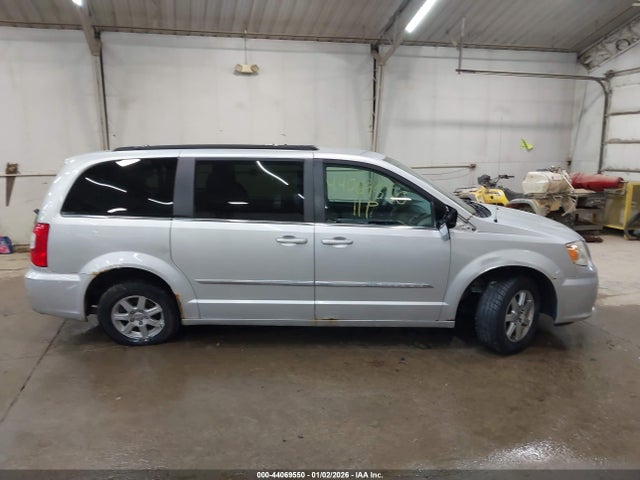 2011 Chrysler Town & Country Touring მანქანა იყიდება აუქციონზე, vin: 2A4RR5DG2BR704074, აუქციონის ნომერი: 44069550