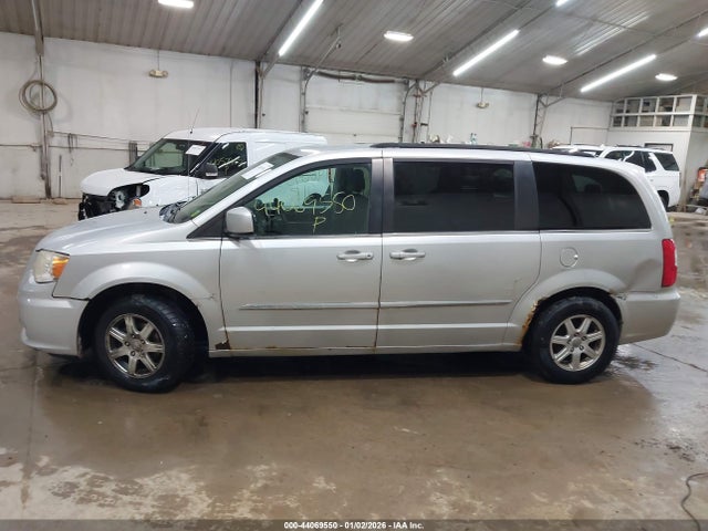 2011 Chrysler Town & Country Touring მანქანა იყიდება აუქციონზე, vin: 2A4RR5DG2BR704074, აუქციონის ნომერი: 44069550