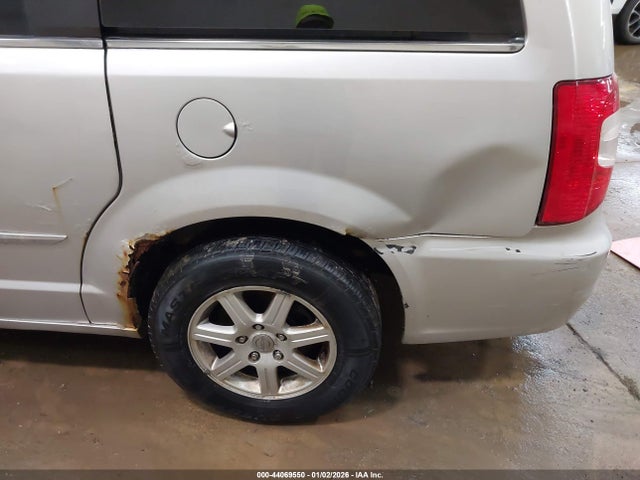 2011 Chrysler Town & Country Touring მანქანა იყიდება აუქციონზე, vin: 2A4RR5DG2BR704074, აუქციონის ნომერი: 44069550