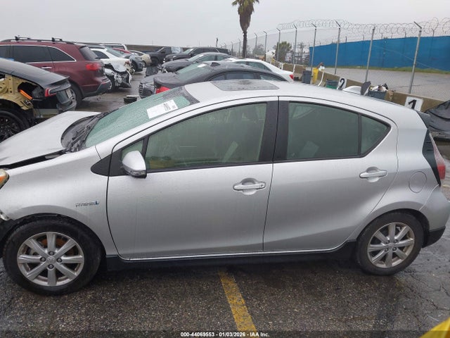 Продаж на аукціоні авто 2017 Toyota Prius C Three, vin: JTDKDTB34H1593390, номер лоту: 44069553