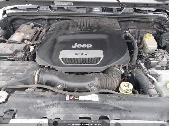 1C4HJWEG4EL214584 Jeep Wrangler Unlimited Polar Edition