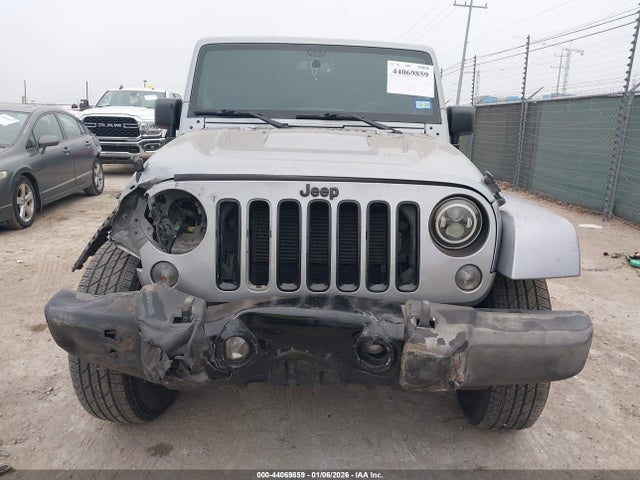 1C4HJWEG4EL214584 Jeep Wrangler Unlimited Polar Edition