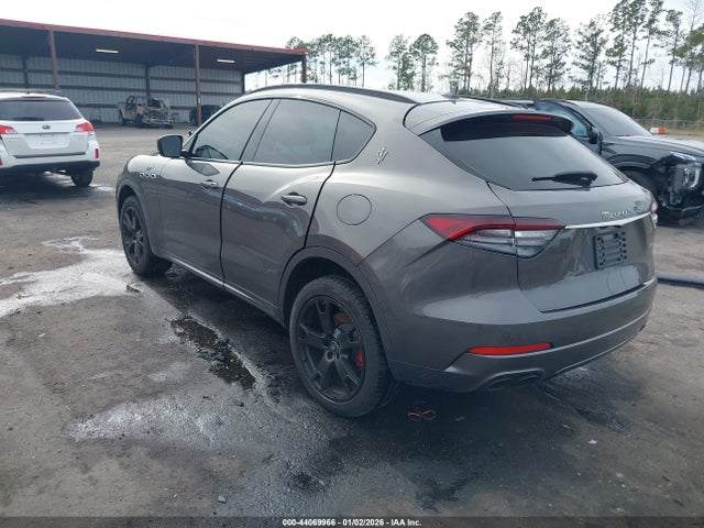 2022 MASERATI LEVANTE ZN661XUA8NX402686 Photo 2