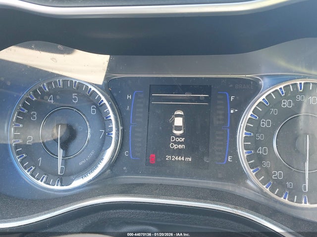 2015 Chrysler 200 Limited მანქანა იყიდება აუქციონზე, vin: 1C3CCCAB0FN691021, აუქციონის ნომერი: 44070136