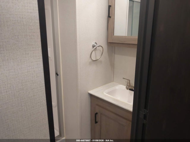 44070807 :رقم المزاد ، 4YDT28R29M7246288 vin ، 2021 Keystone Rv Hideout Luxury 28rks Travel Travel مزاد بيع